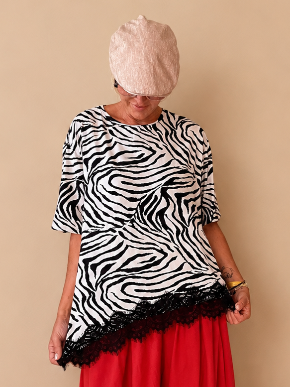 T-Shirt Oversize Stampa con Balza in Pizzo Nero
