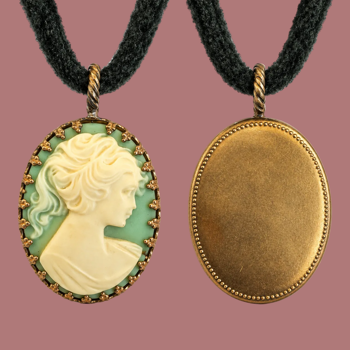 Dettaglio del cammeo ovale con profilo femminile e cornice dorata anticata, fronte e retro