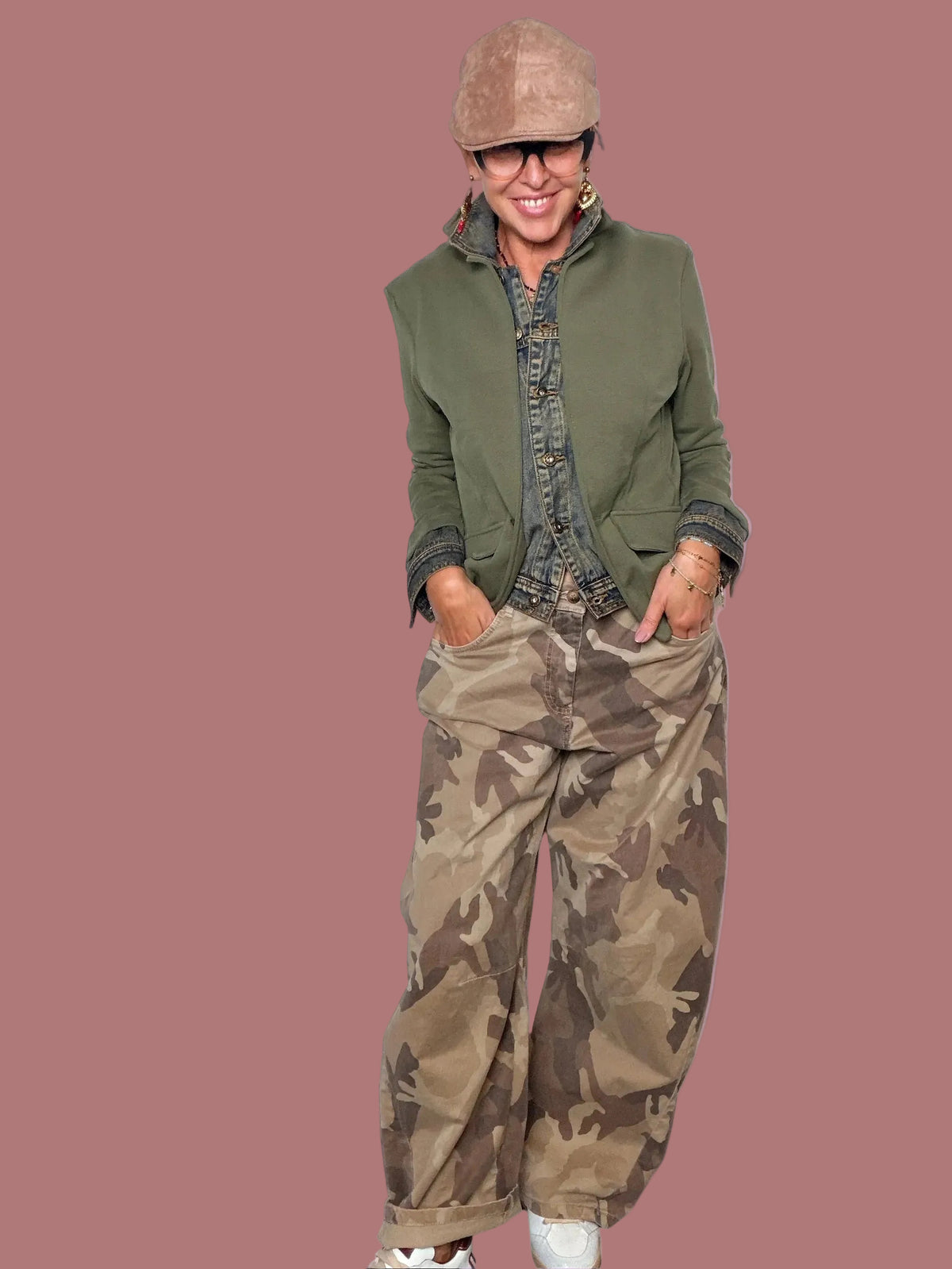 Pantalone donna balloon fit camouflage in cotone stretch, vista laterale