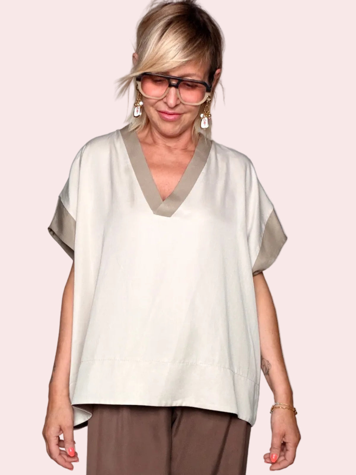 Top Cubetto Oversize Bicolor con Scollo a V e Maniche Kimono