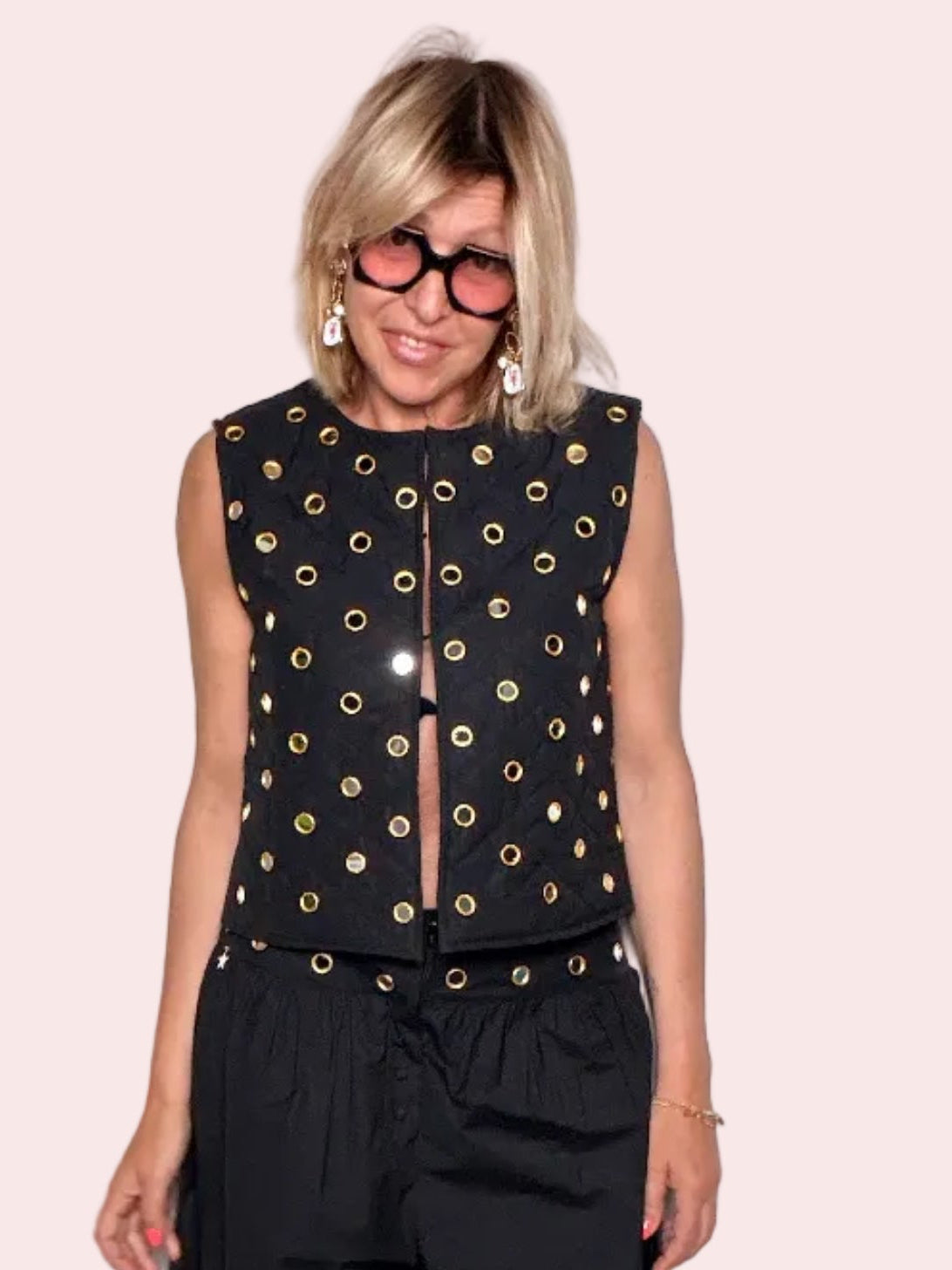 Gilet Crop Nero con Occhielli Dorati All-Over e Zip Centrale