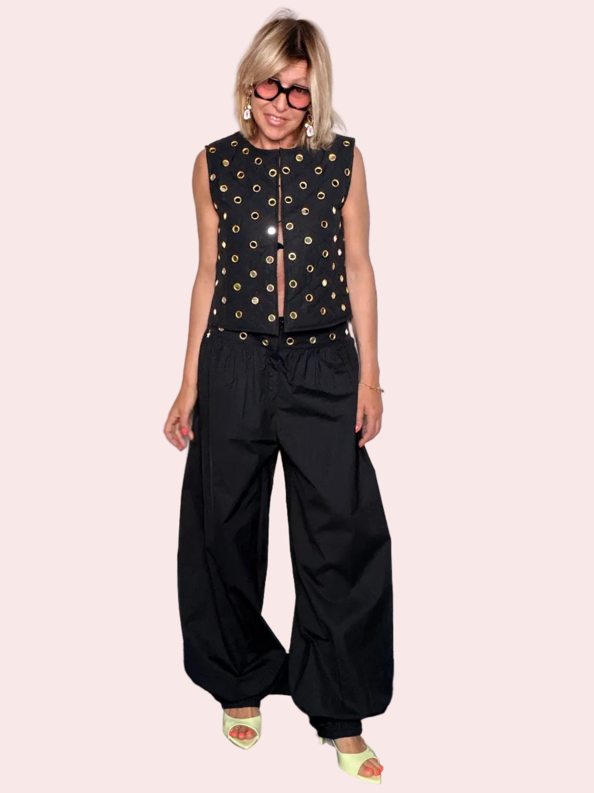 Gilet Crop Nero con Occhielli Dorati All-Over e Zip Centrale