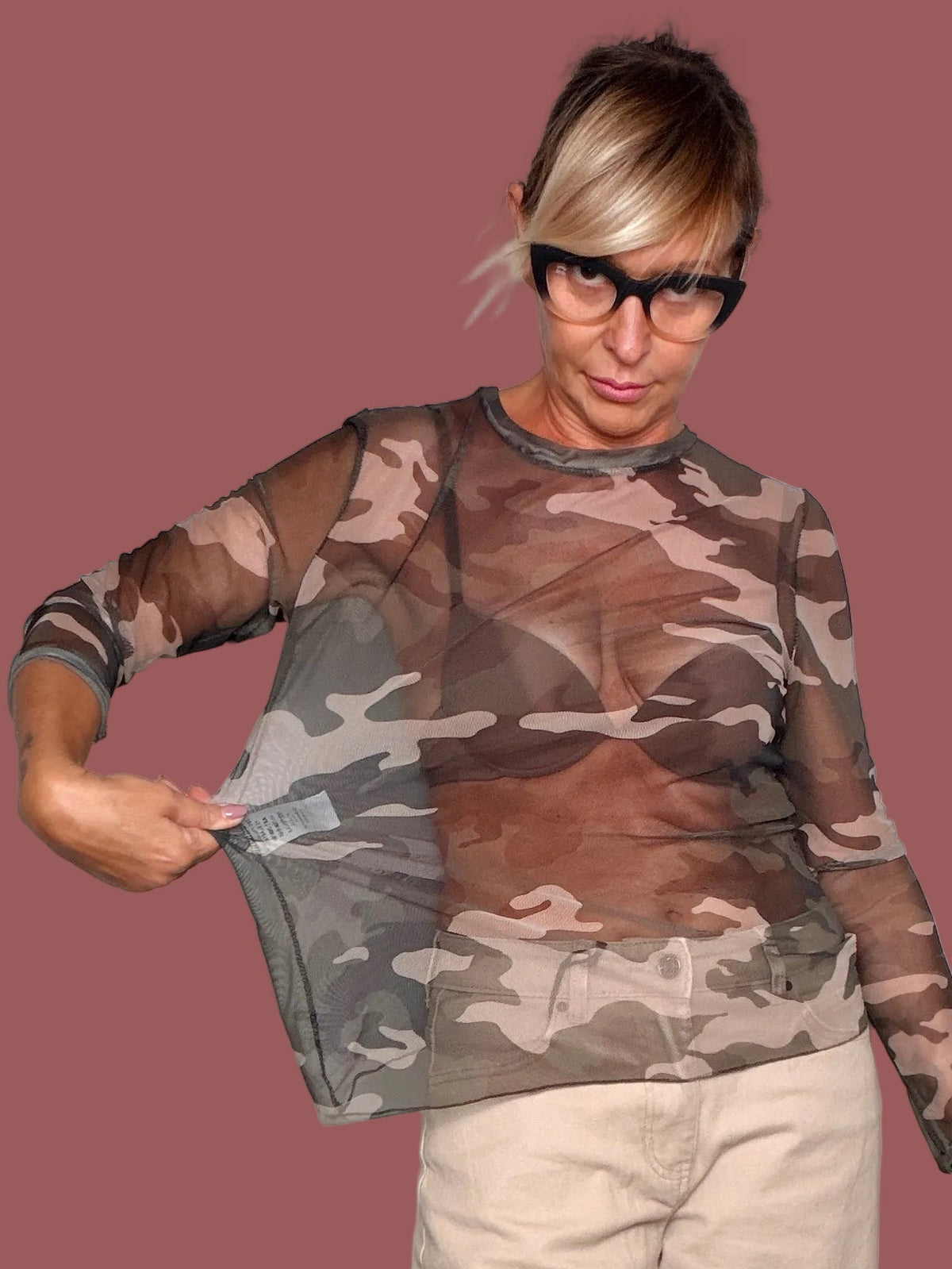 Maglia in tulle camouflage beige e khaki, maniche lunghe, indossata, vista frontale con dettaglio sul fondo