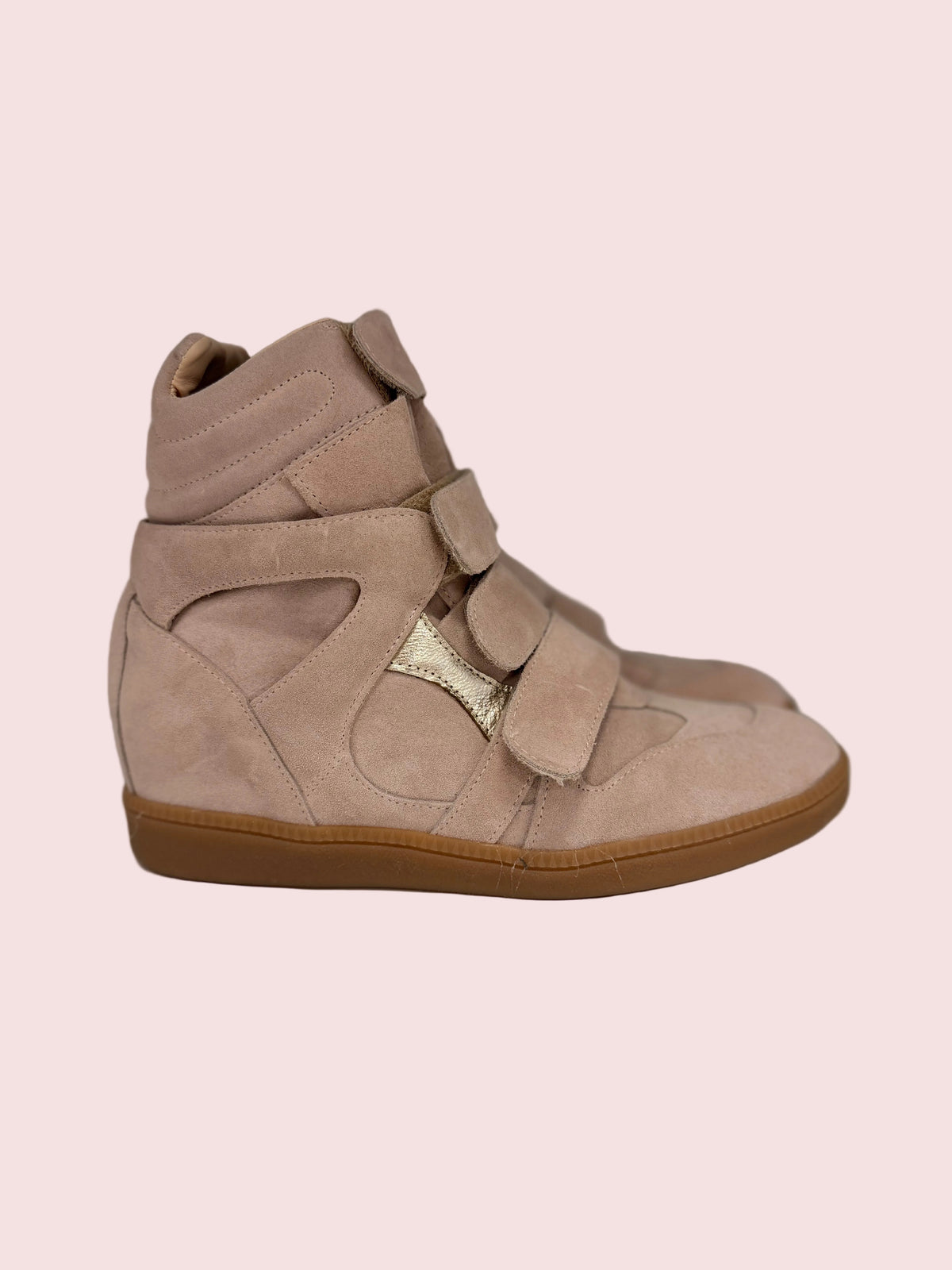 Sneakers alte con zeppa e strappi