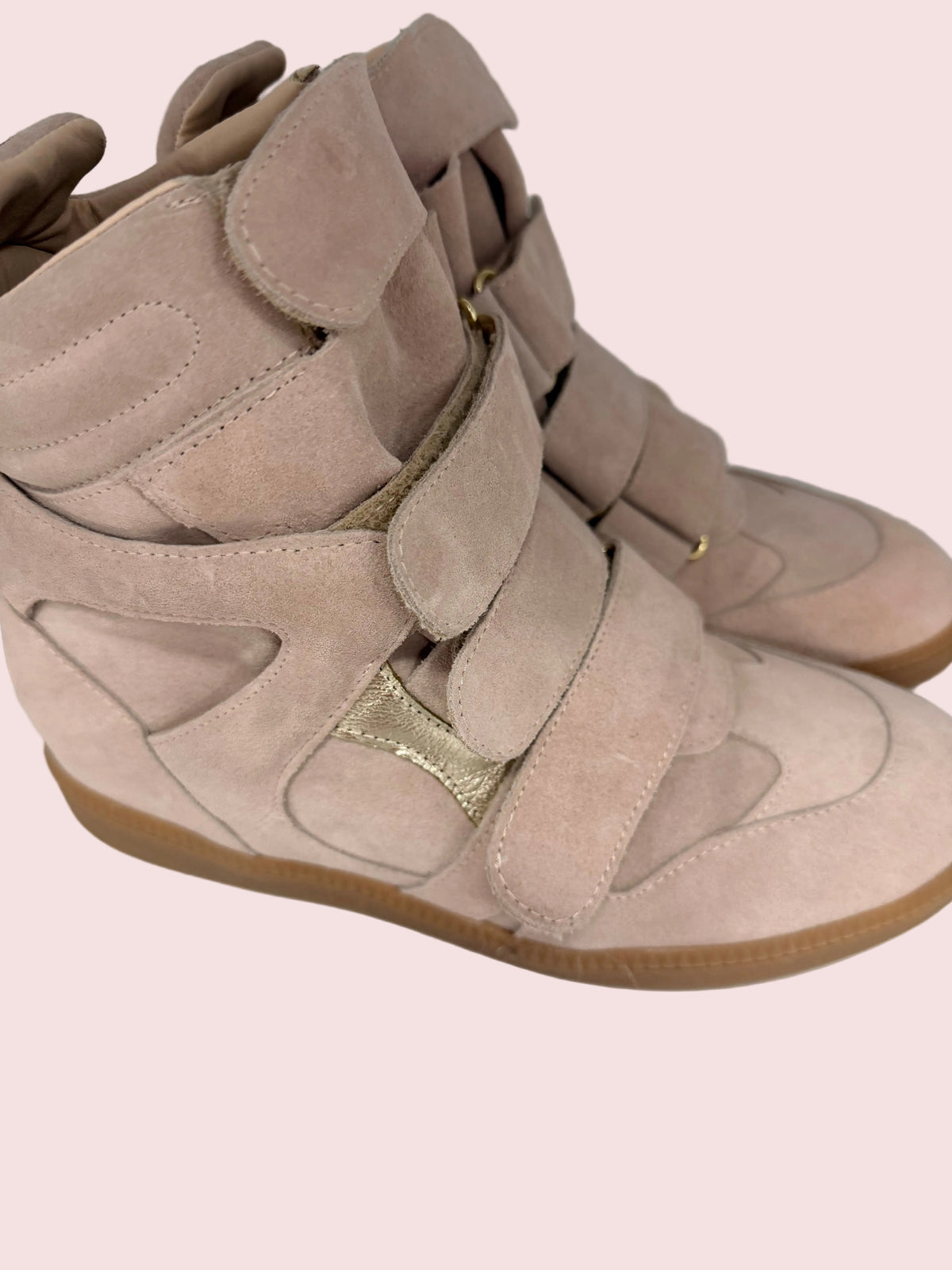 Sneakers alte con zeppa e strappi