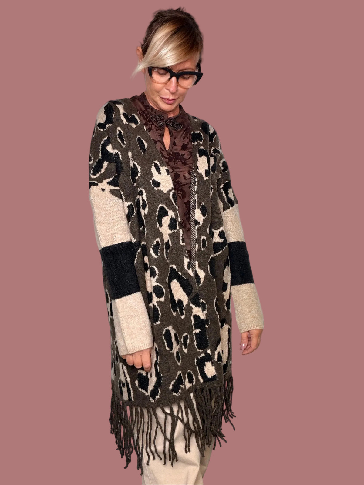 Cardigan lungo in maglia animalier moro con maniche crema e nere e frangia, indossato, vista frontale