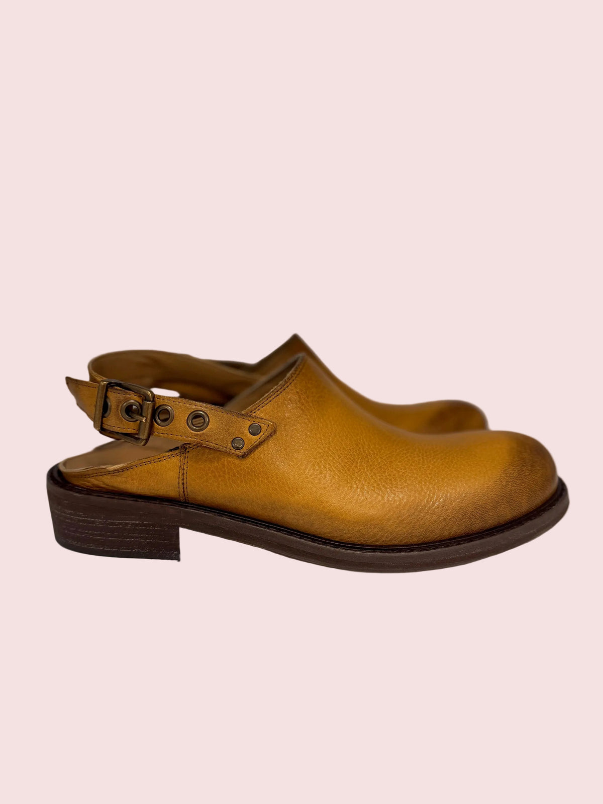 Sabot in pelle con cinturino