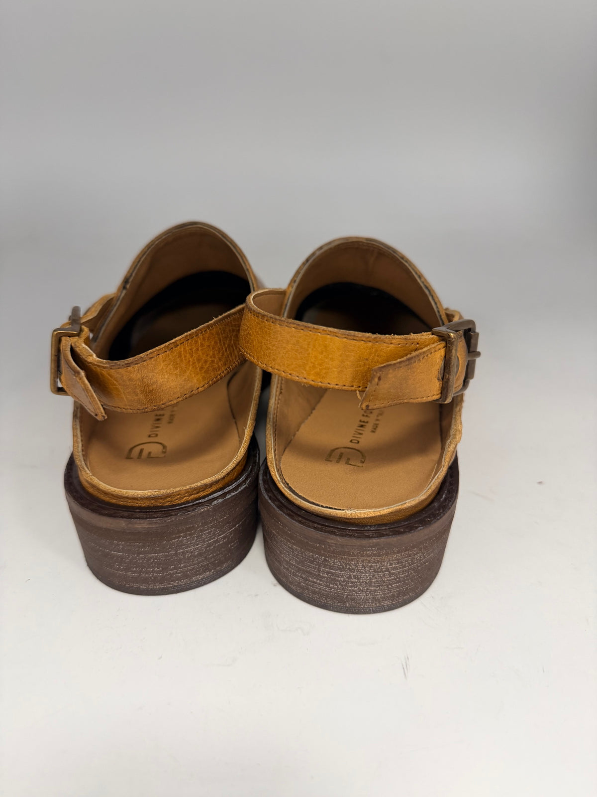 Sabot in pelle con cinturino