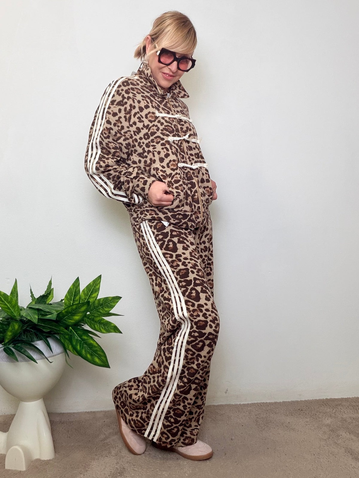 Pantaloni Leopardati con Bande Laterali Bianche