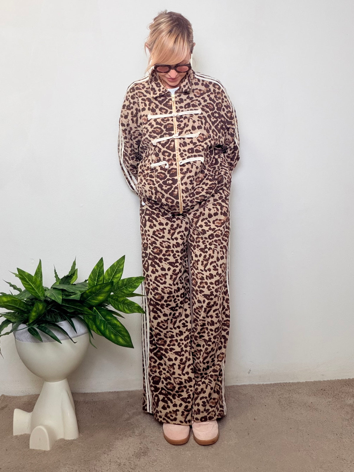 Pantaloni Leopardati con Bande Laterali Bianche