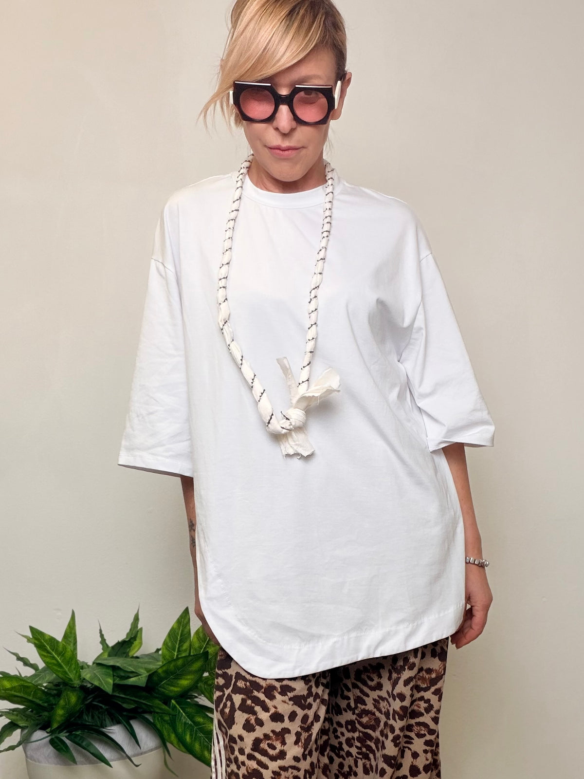T-Shirt Oversize con Collana Bandana