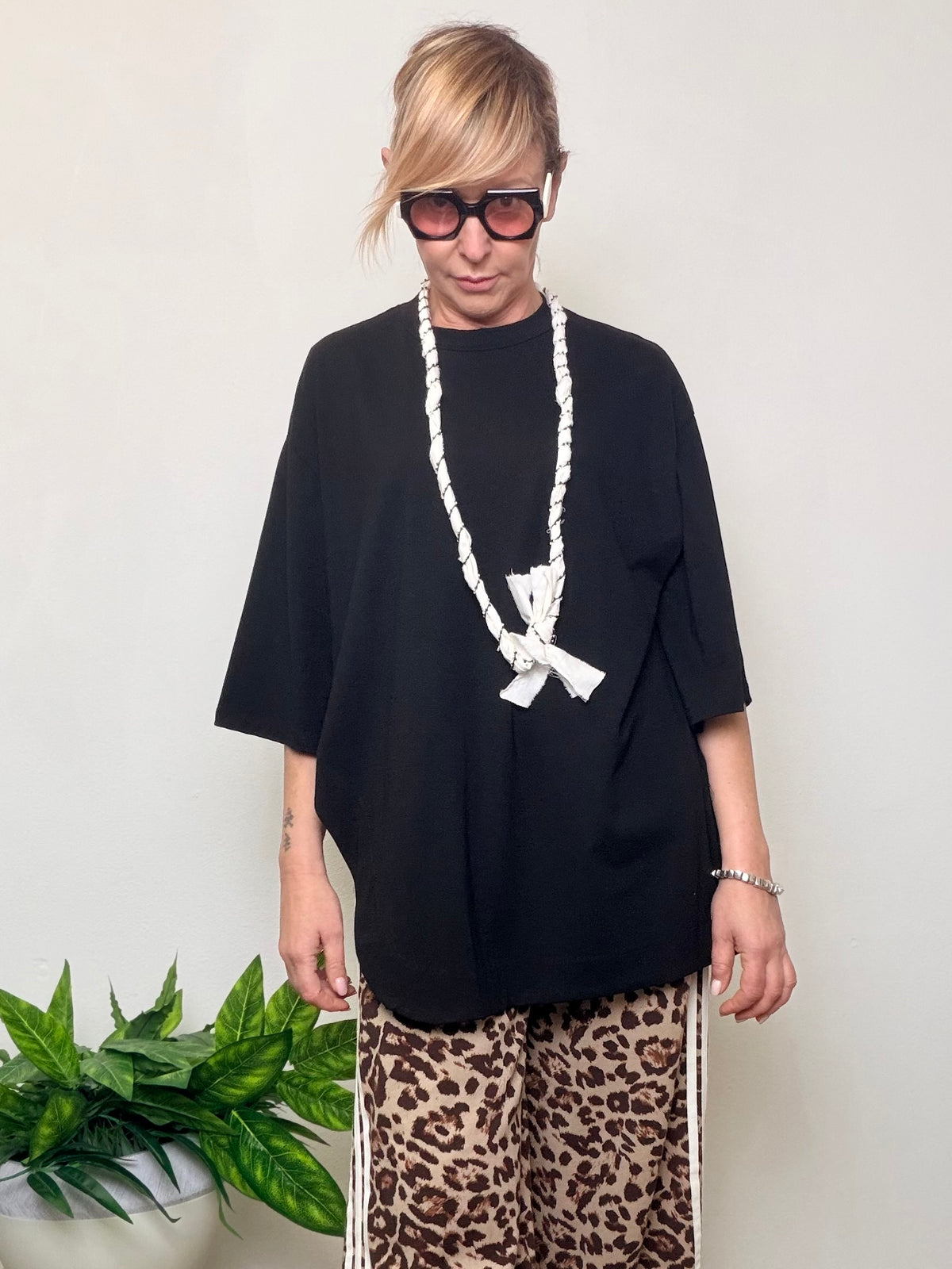 T-Shirt Oversize con Collana Bandana