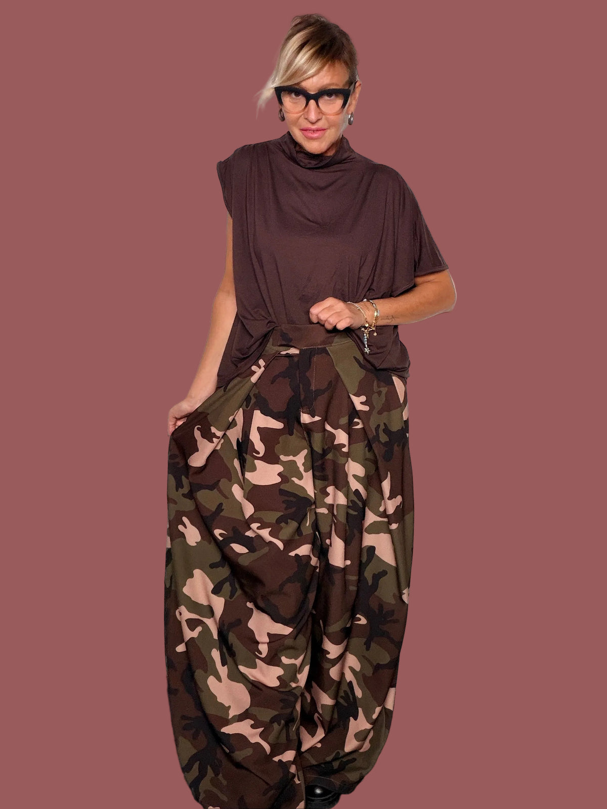 Pantalone palazzo camouflage indossato con top marrone