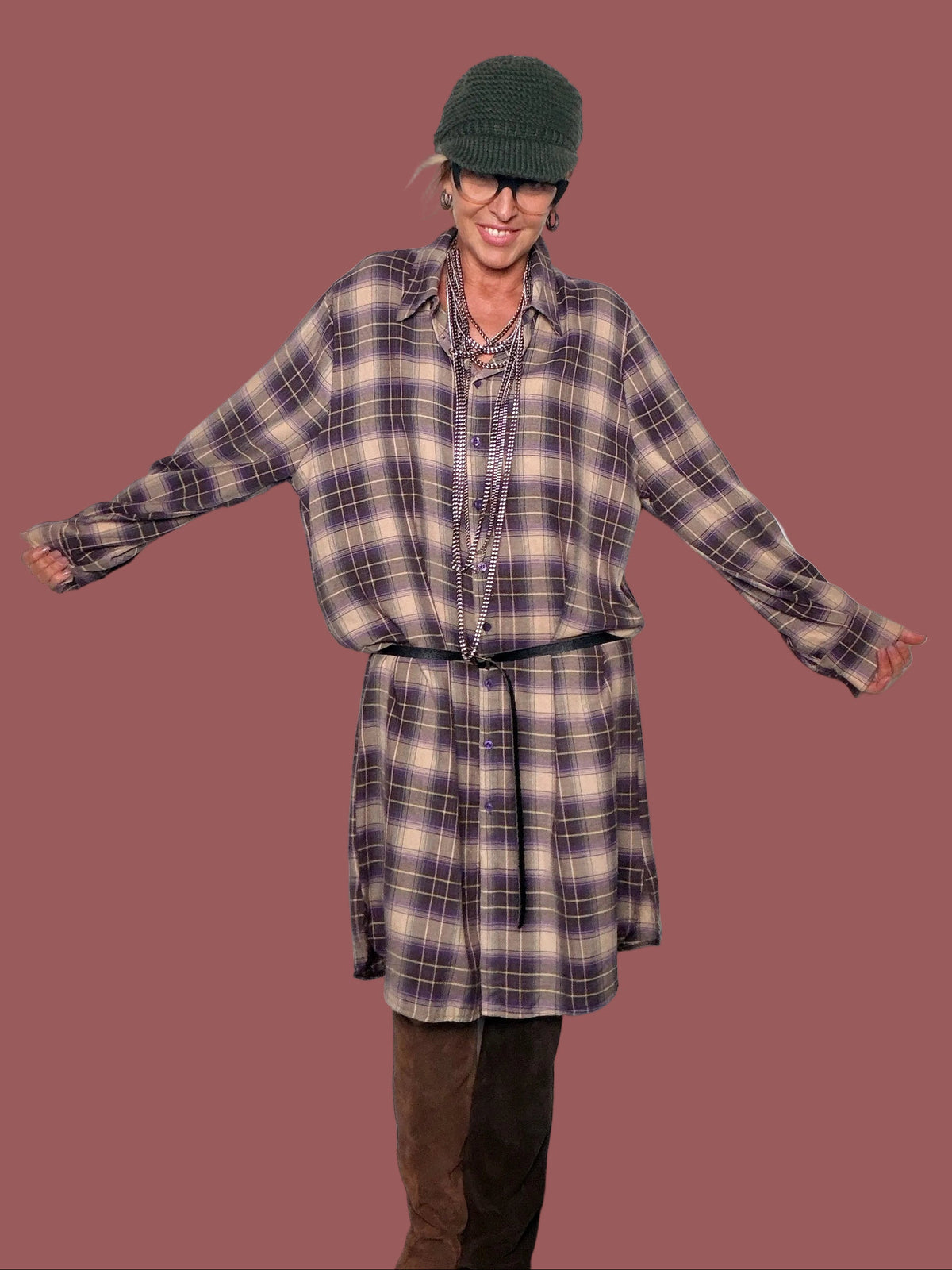 Abito camicia a quadri con maniche lunghe, cintura in vita e gonna svasata