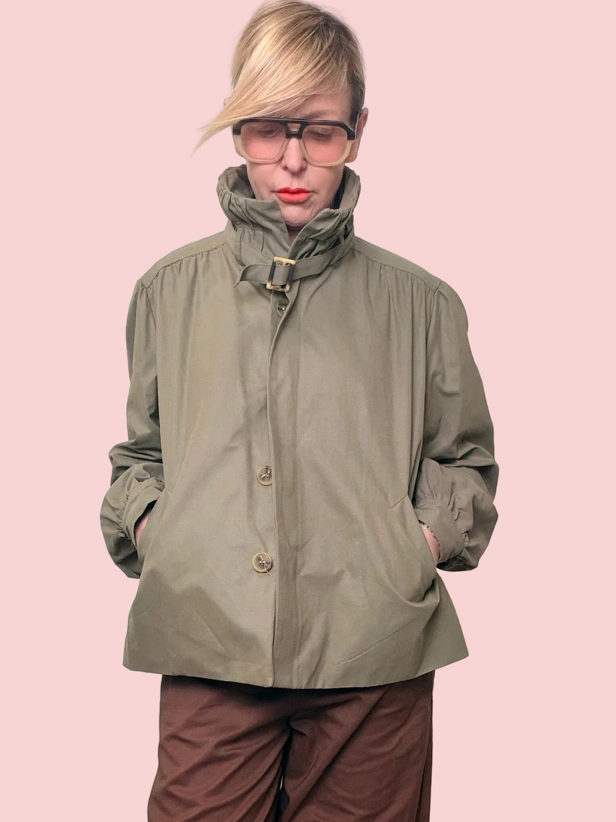 Trench Corto con Collo a Ruches