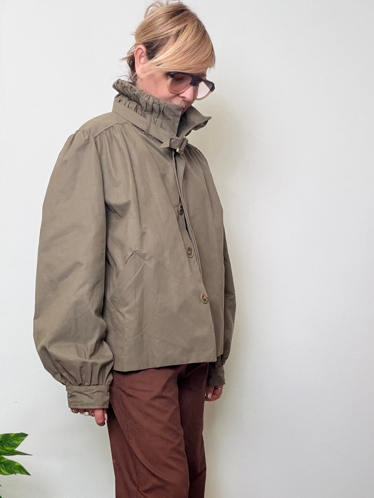Trench Corto con Collo a Ruches