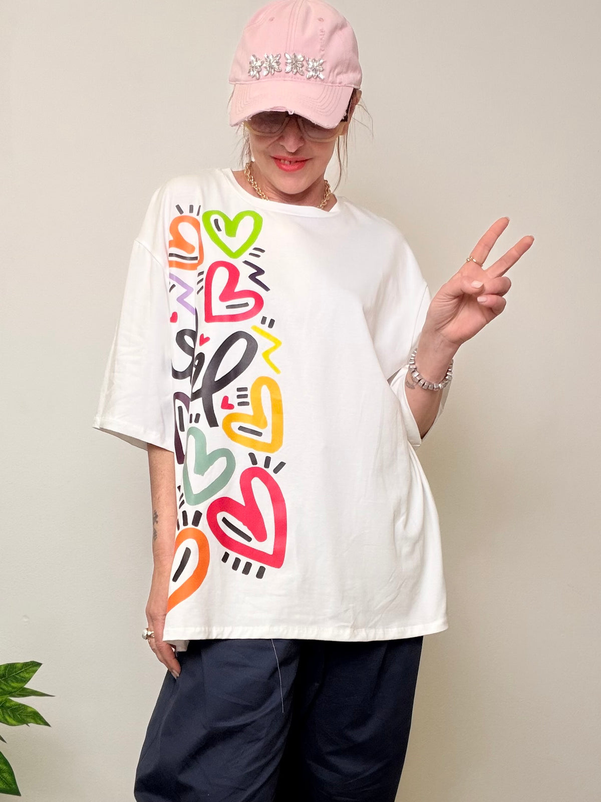 T-shirt Oversize Bianca con Stampa Cuori Multicolor