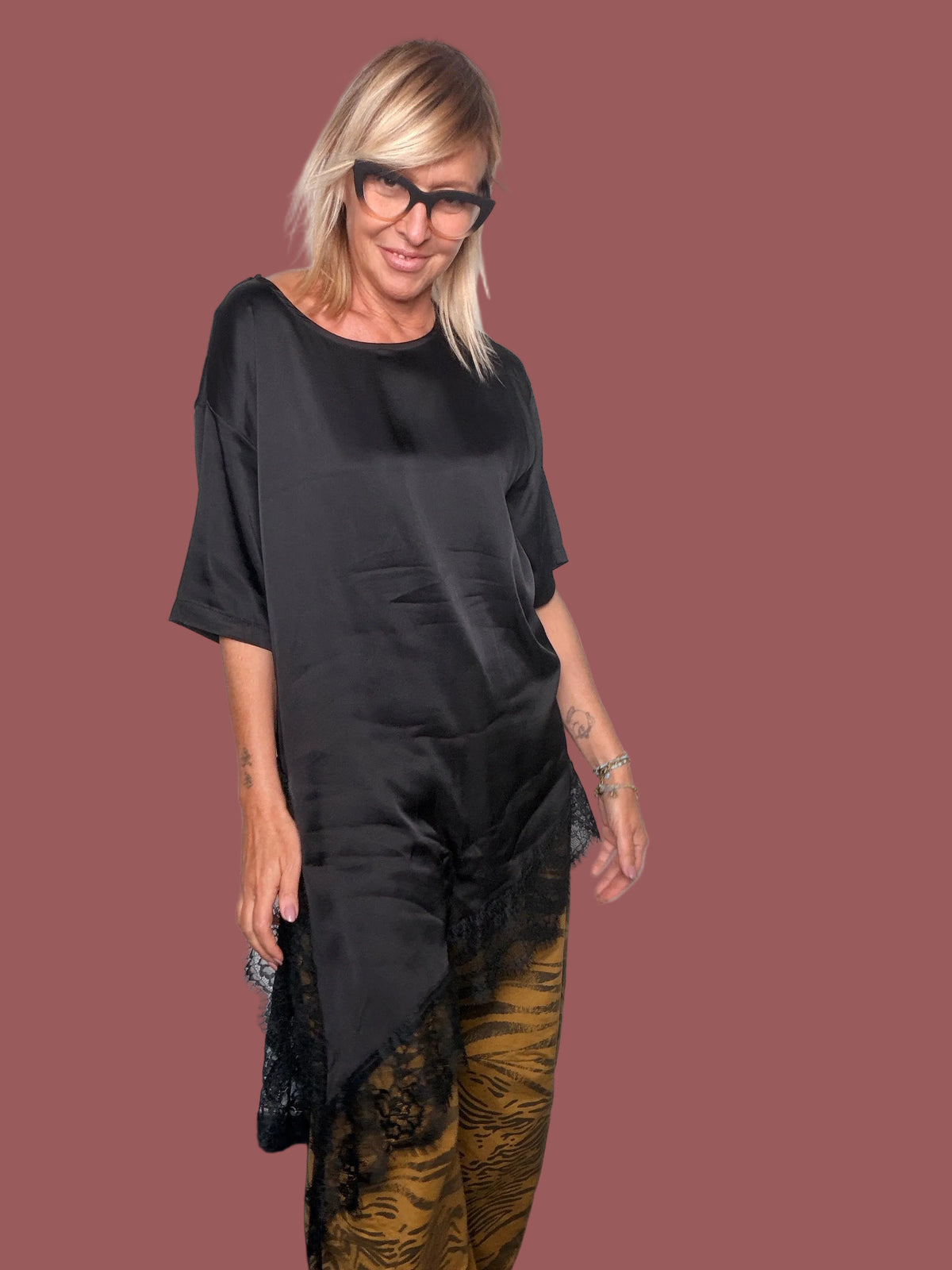 Maxi T-shirt Effetto Satinato con Orlo in Pizzo Female