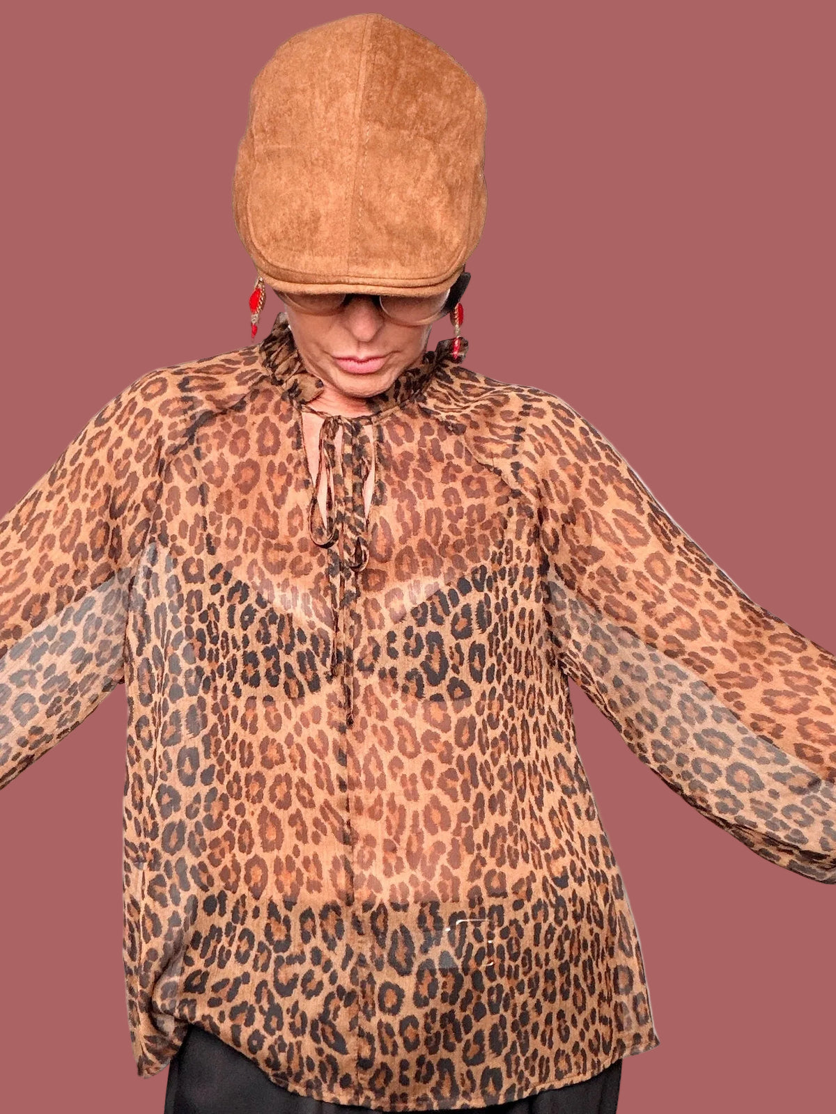 Camicia leopardata con collo arricciato e laccetto