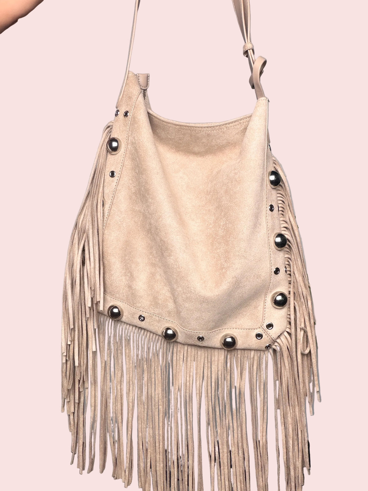 Borsa Hobo Scamosciata con Frange e Borchie — Beige Sabbia