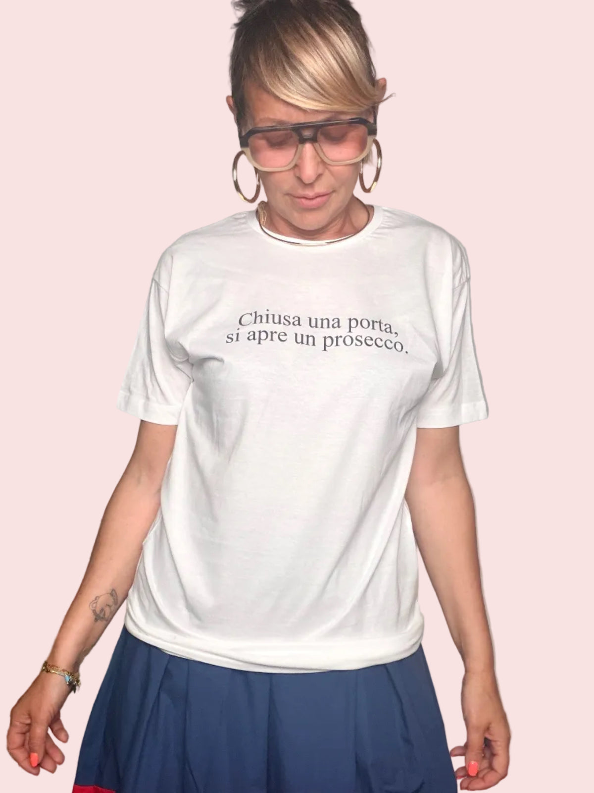 T-Shirt "Chiusa una Porta si Apre un Prosecco" — Bianca Humor