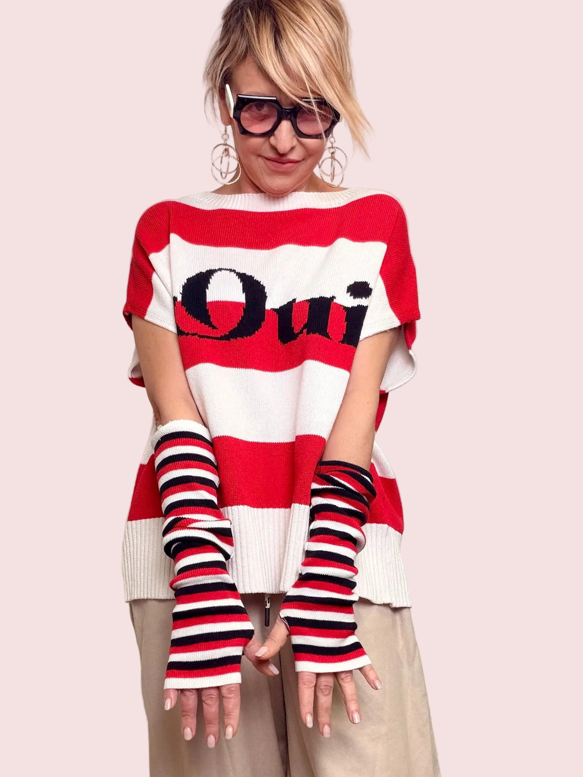 Maglia oversize a righe larghe con scritta "Oui" e manicotti abbinati