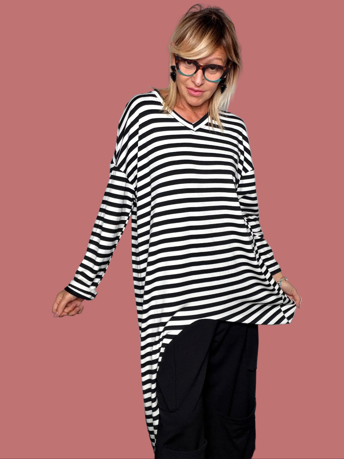 Maglia lunga a righe con scollo a V, vista frontale con braccia aperte