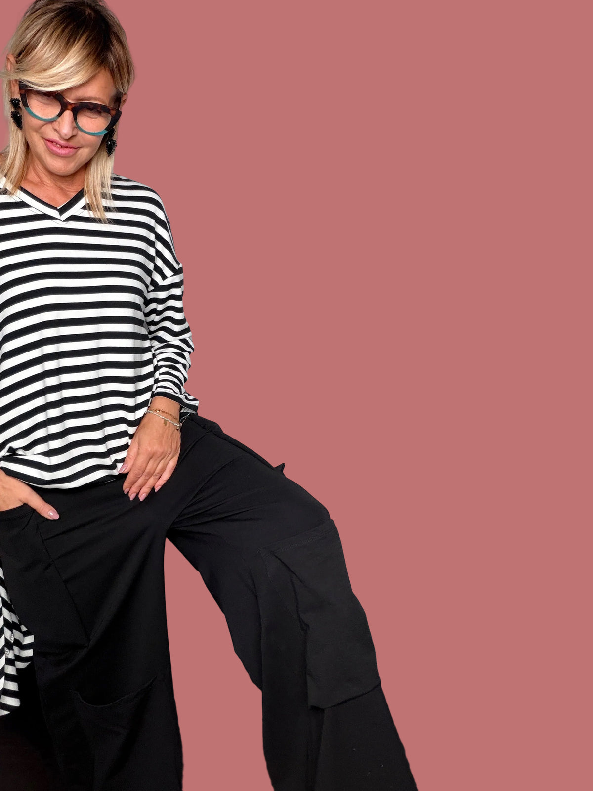 Pantaloni palazzo neri indossati con top a righe, vista frontale