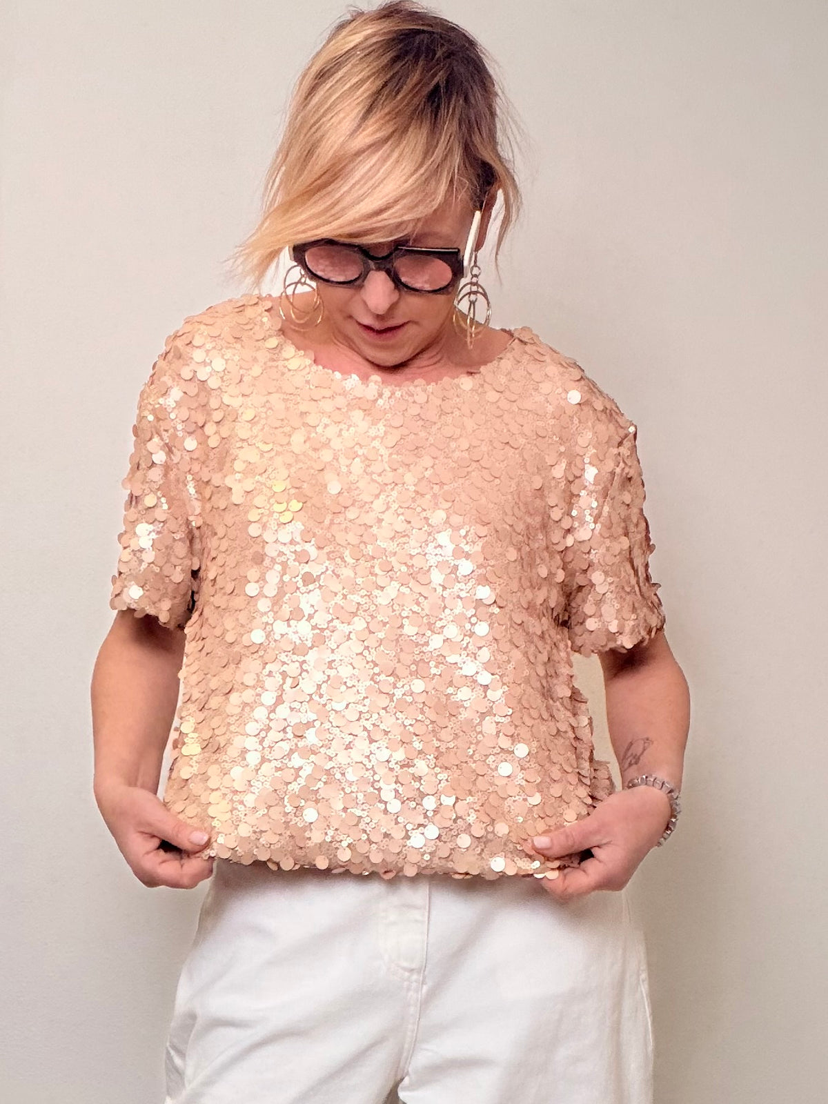 T-shirt oversize paillettes iridescenti.