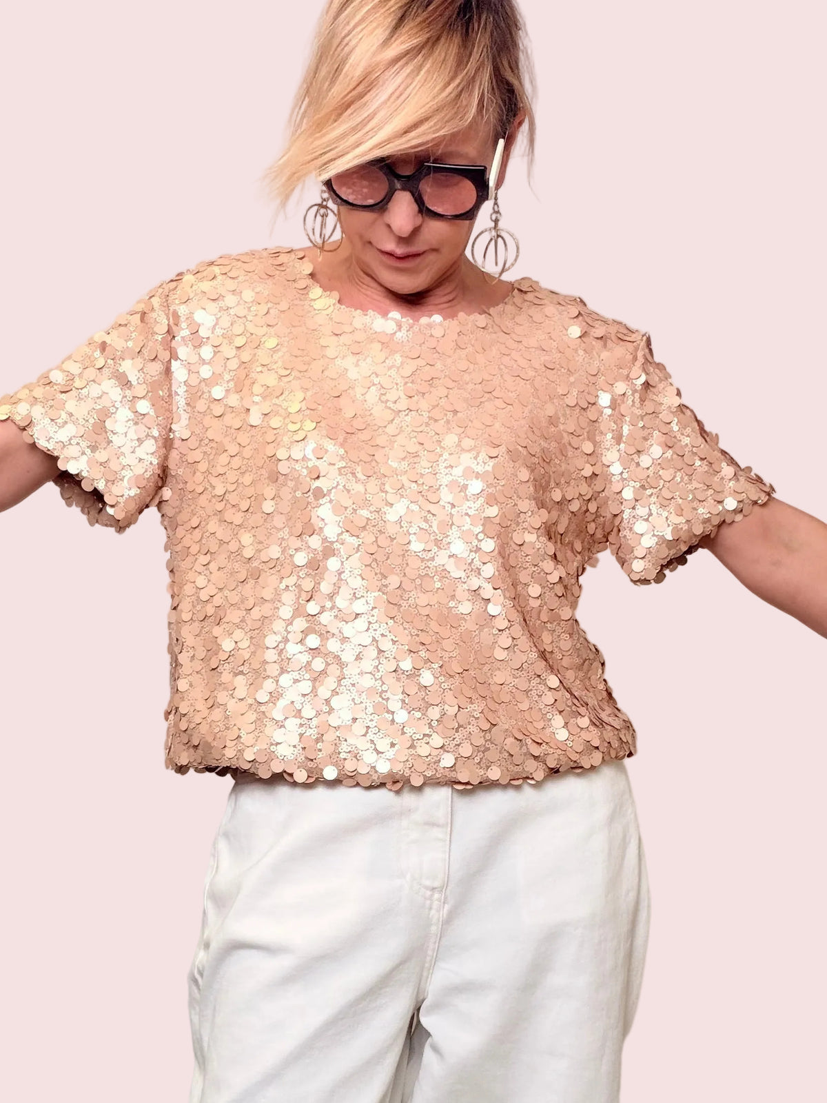 T-shirt oversize paillettes iridescenti.