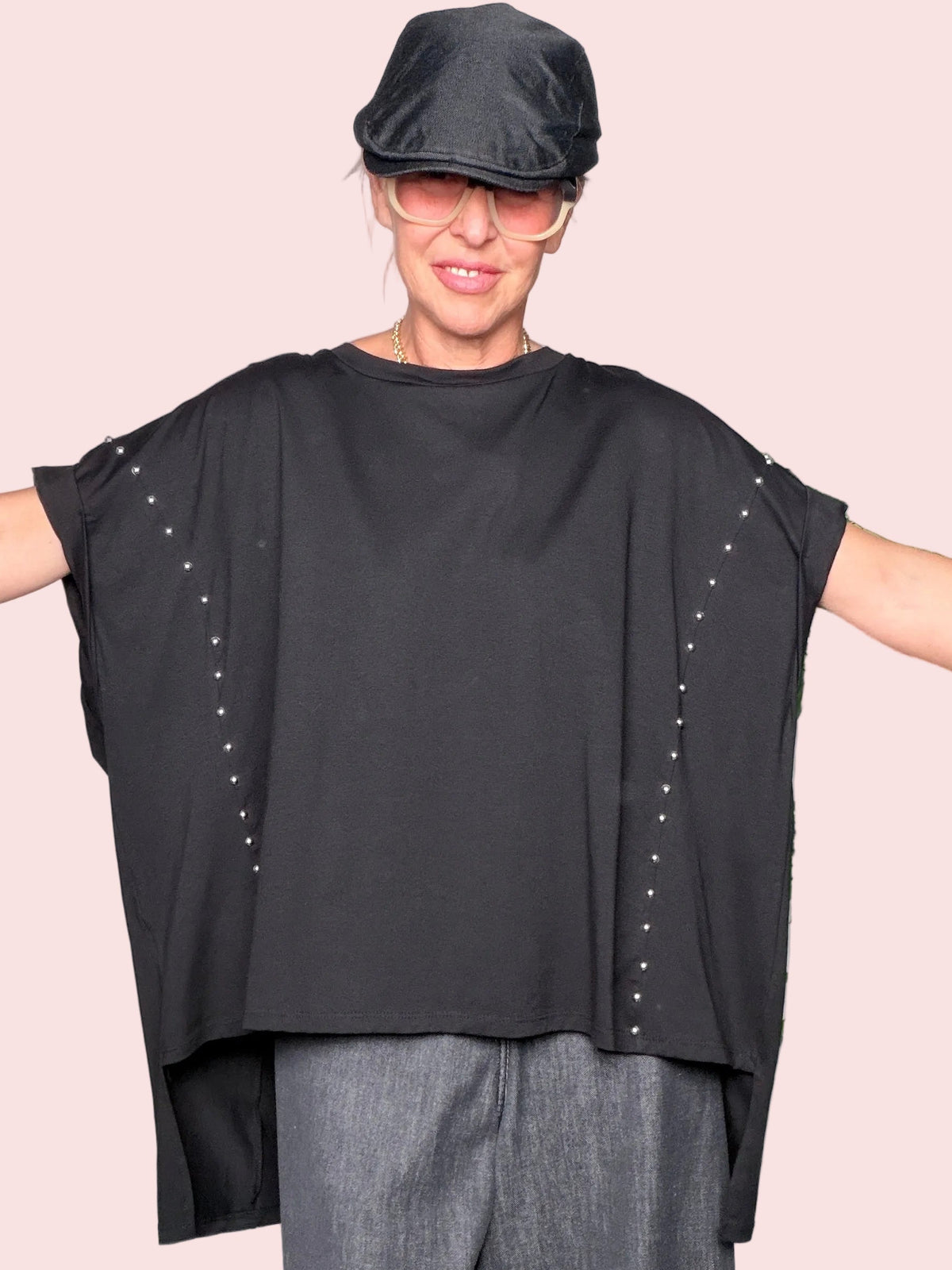 T-Shirt Oversize Maxi con Borchie Laterali — Bianco / Nero
