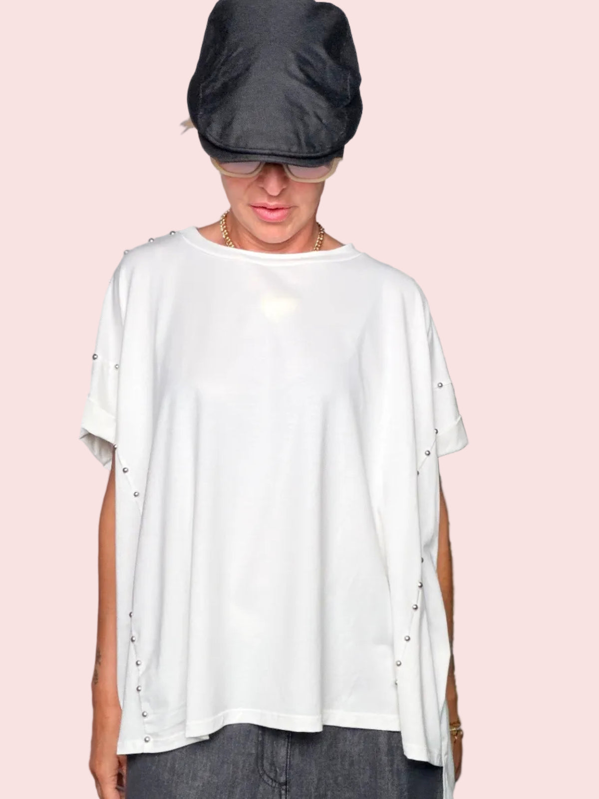 T-Shirt Oversize Maxi con Borchie Laterali — Bianco / Nero