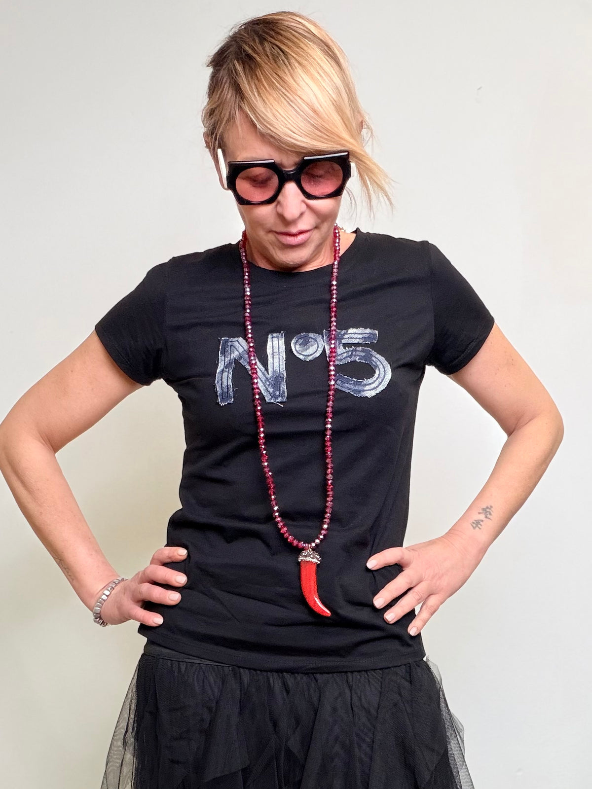 T-shirt nera in cotone con numero