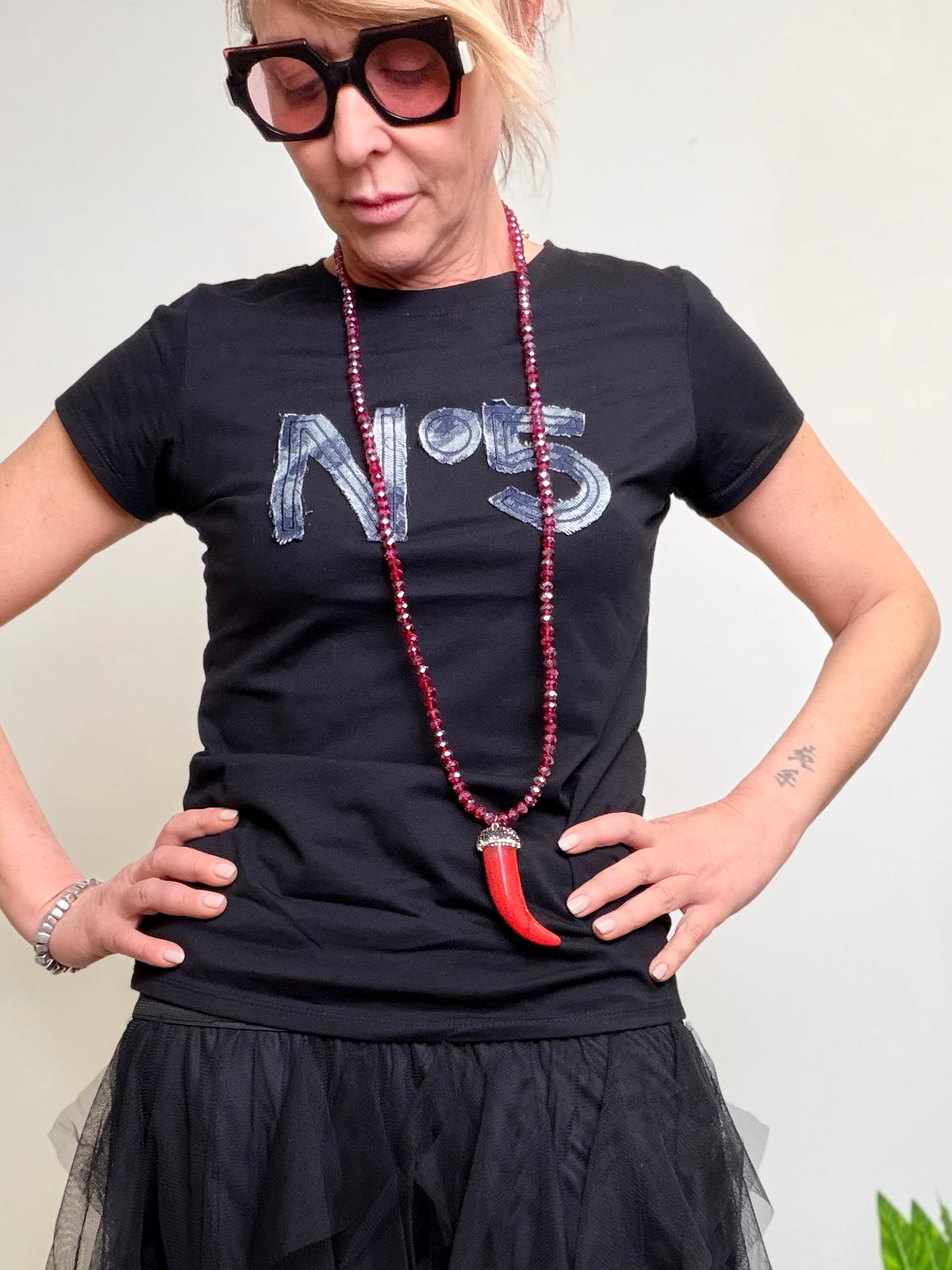 T-shirt nera in cotone con numero