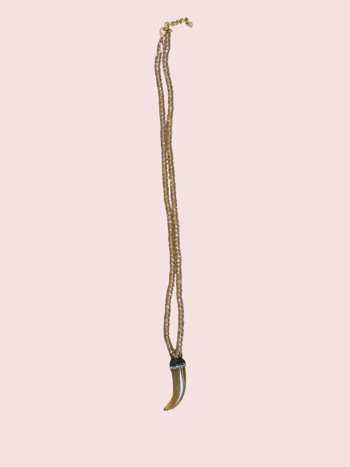 Collana lunga con cristalli sfaccettati e ciondolo corno portafortuna