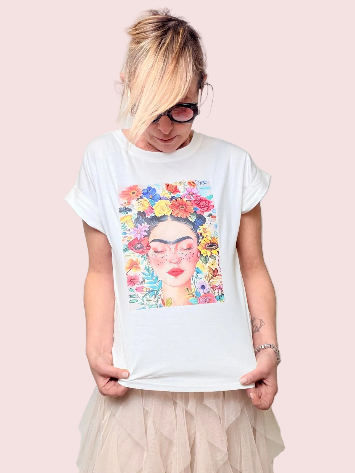 T-shirt bianca in cotone con stampa artistica Frida Kahlo
