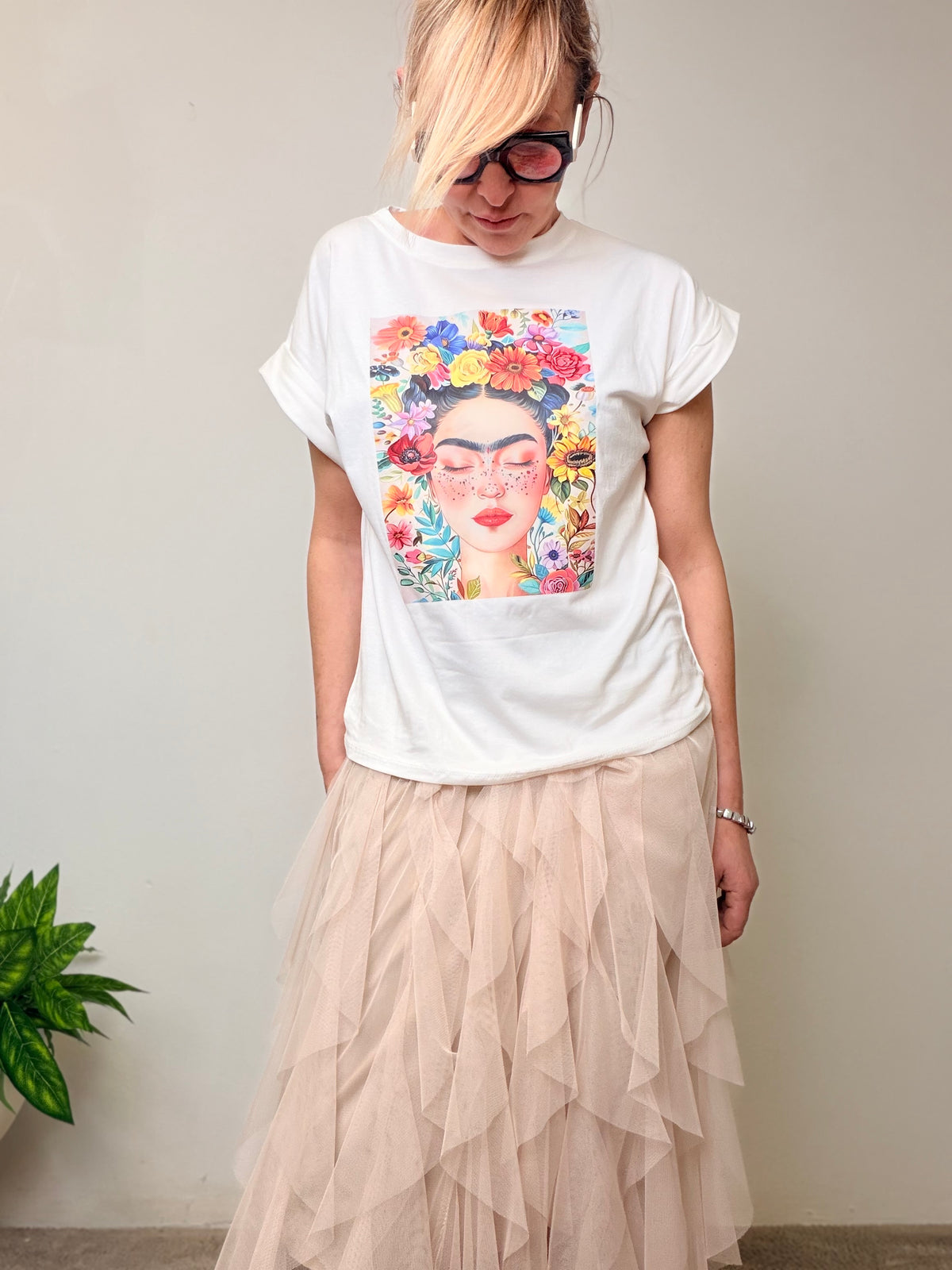 T-shirt bianca in cotone con stampa artistica Frida Kahlo