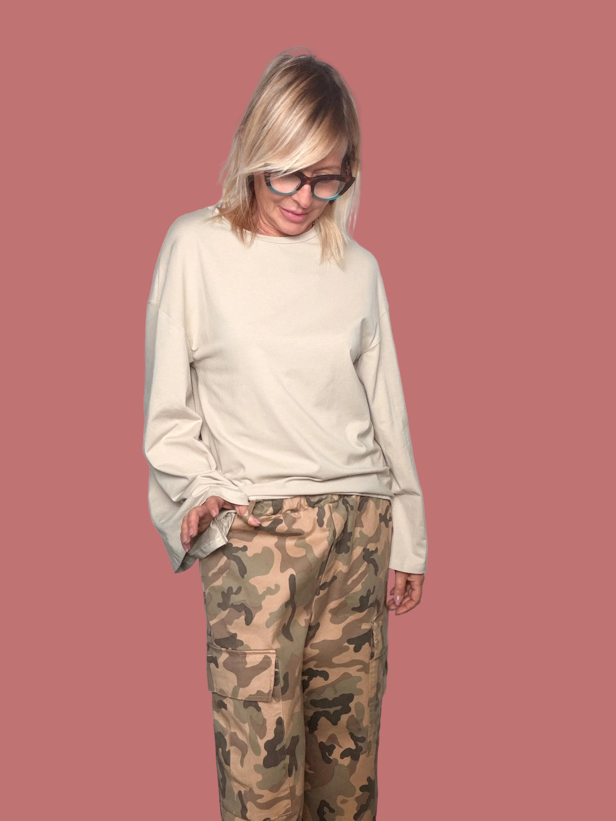 Bermuda camo con tascone laterale, vista frontale con maglia beige