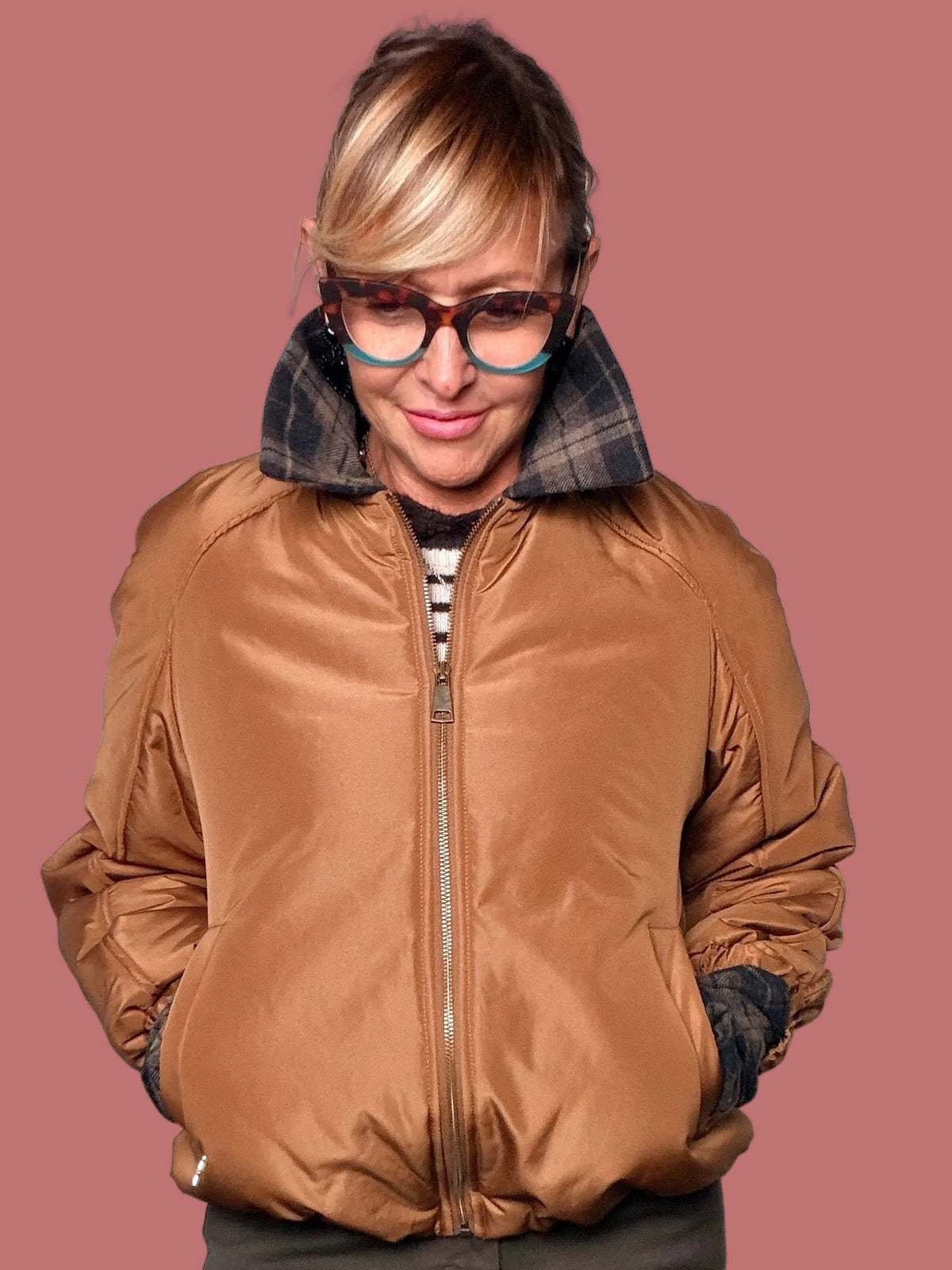 Bomber Souvenir color caramello con zip, tasche laterali e collo a quadri scuri