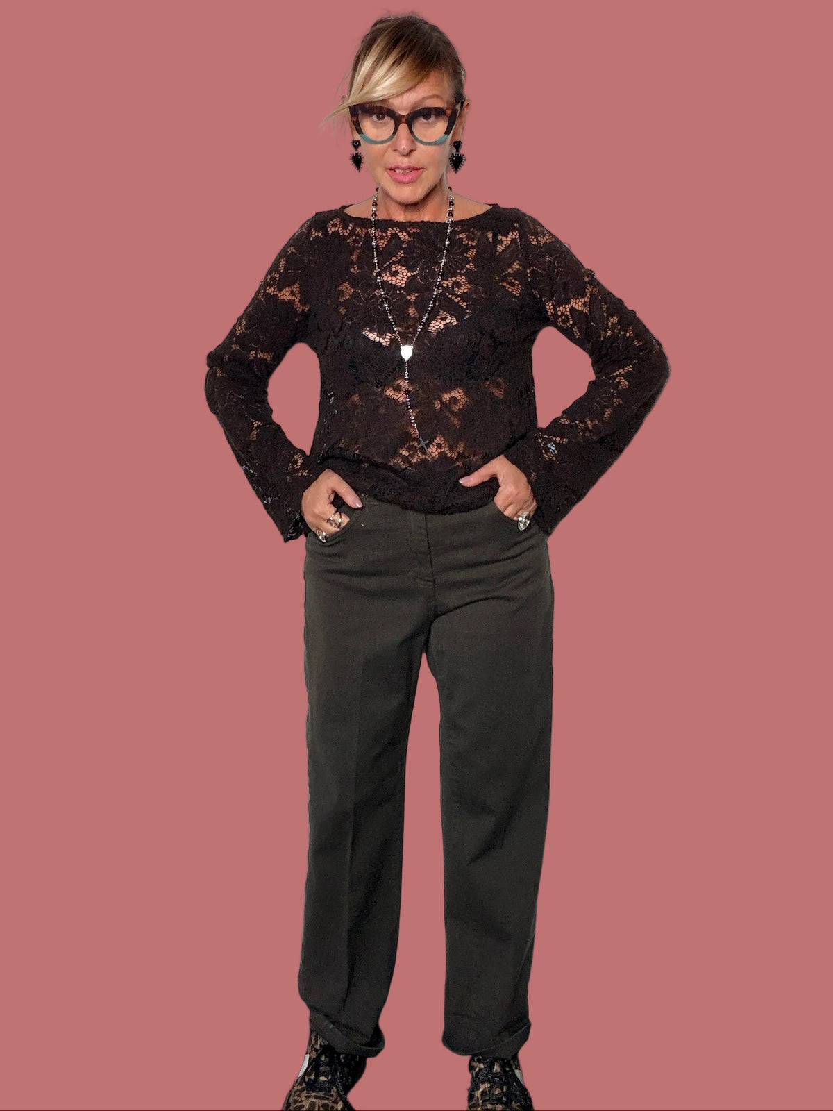 Maglia Philia Loft color moro in pizzo floreale con maniche lunghe, vista frontale