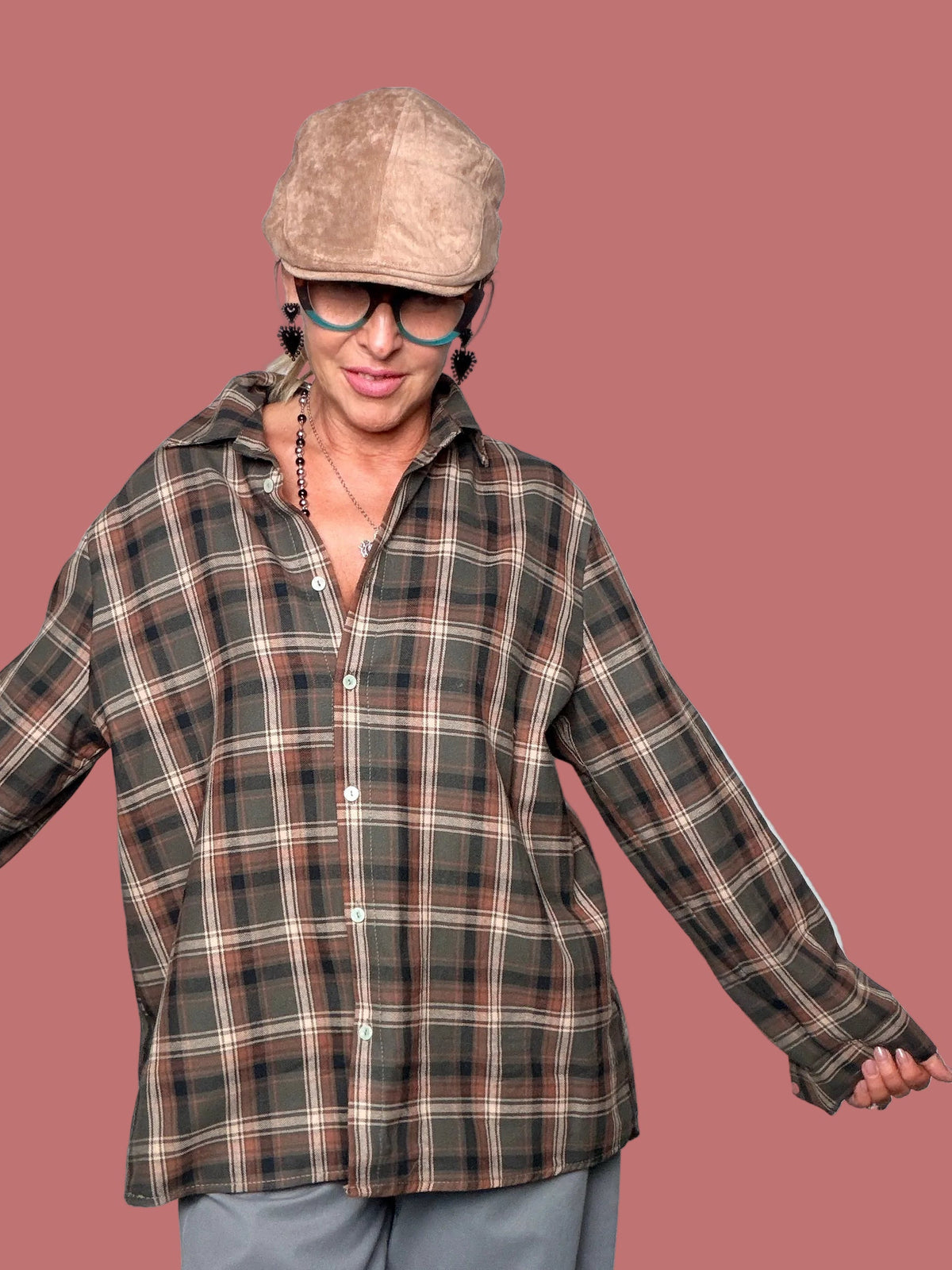 Camicia Deja Vu a quadri con maniche lunghe e collo classico, indossata con pantaloni grigi
