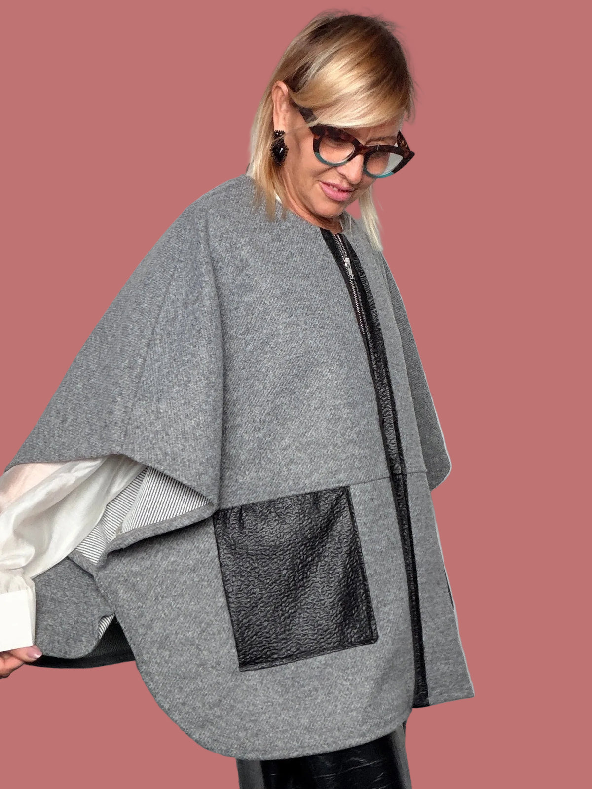 Mantella grigio mélange con zip e tasche nere a contrasto