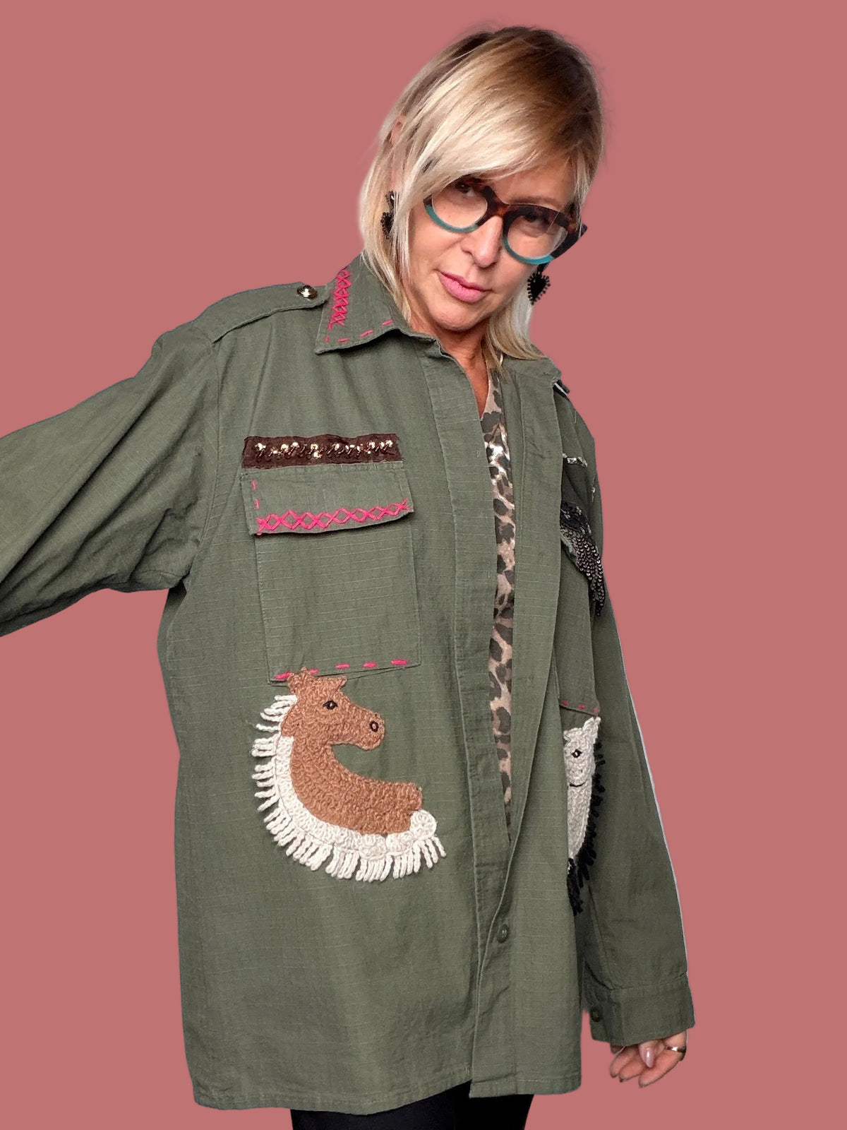 Camicia verde militare stile vintage con applicazioni e dettagli gioiello