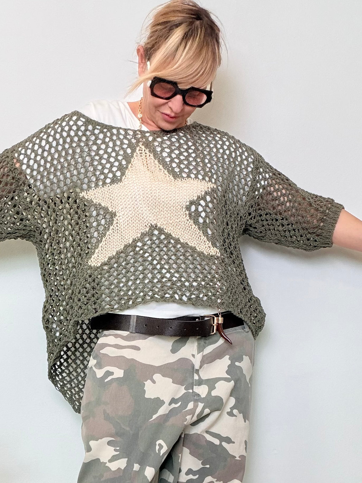 Maglia oversize a rete traforata marrone con stella panna centrale.