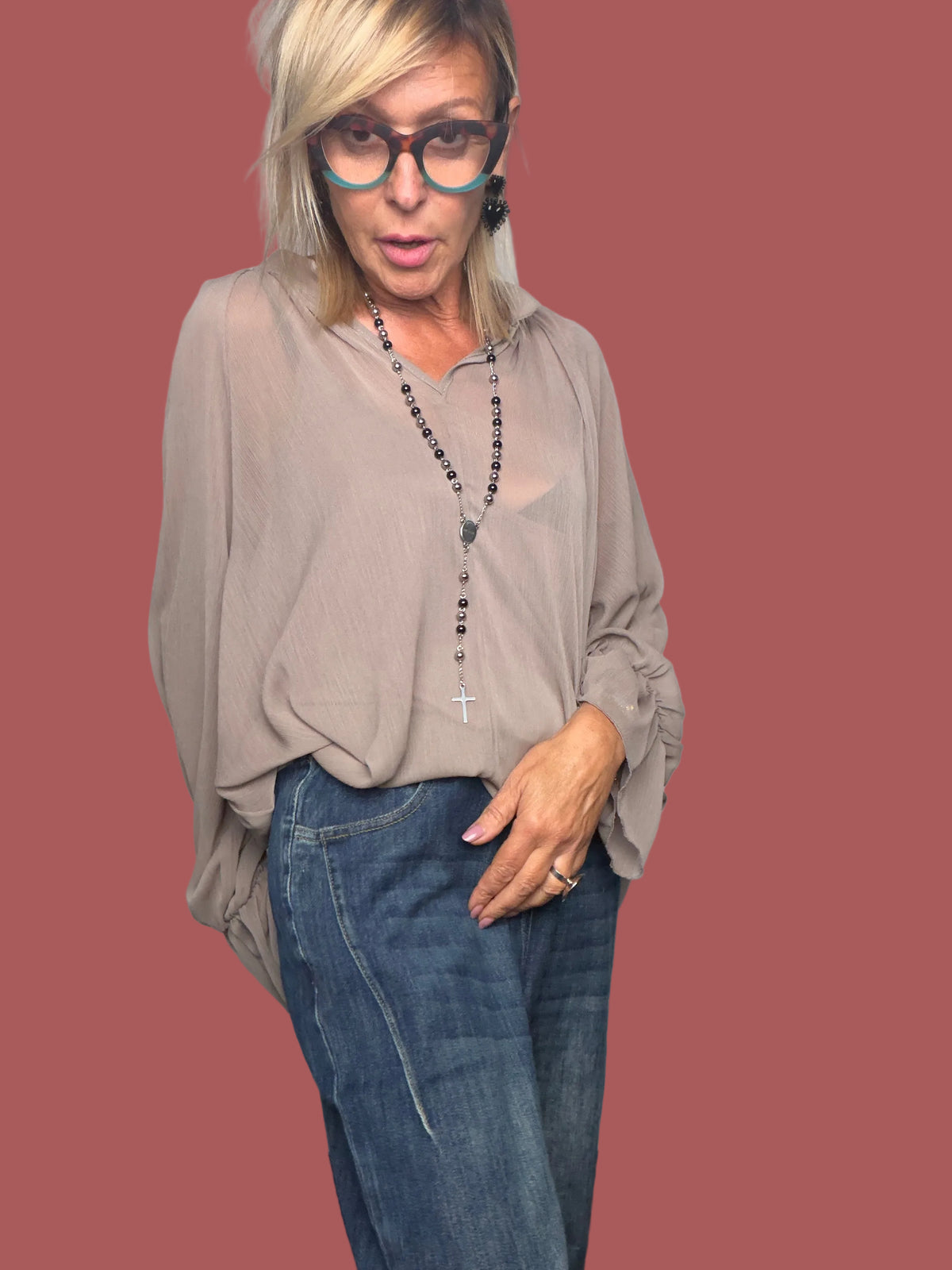 Jeans a ovetto blu délavé con piega laterale
