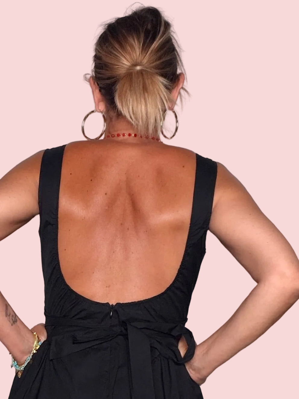 Abito Midi in Cotone Nero con Schiena Scoperta e Fiocco