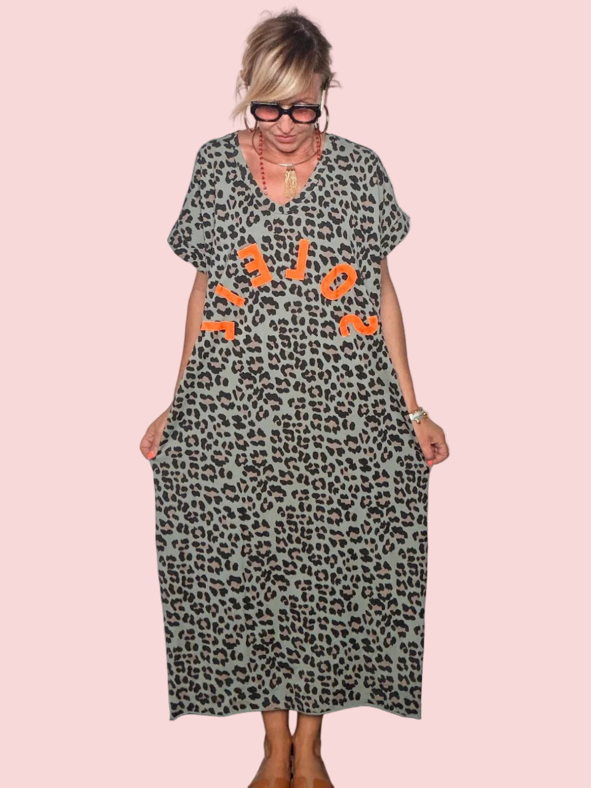 Abito Maxi Animalier "SOLEIL" — Maculato con Lettering Arancio Fluo