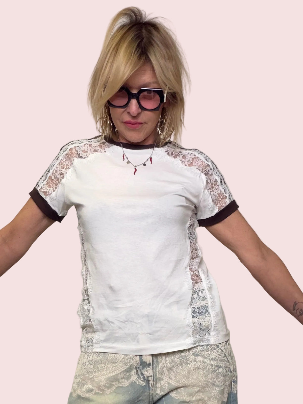 T-Shirt Bianca con Inserti in Pizzo e Bande moro