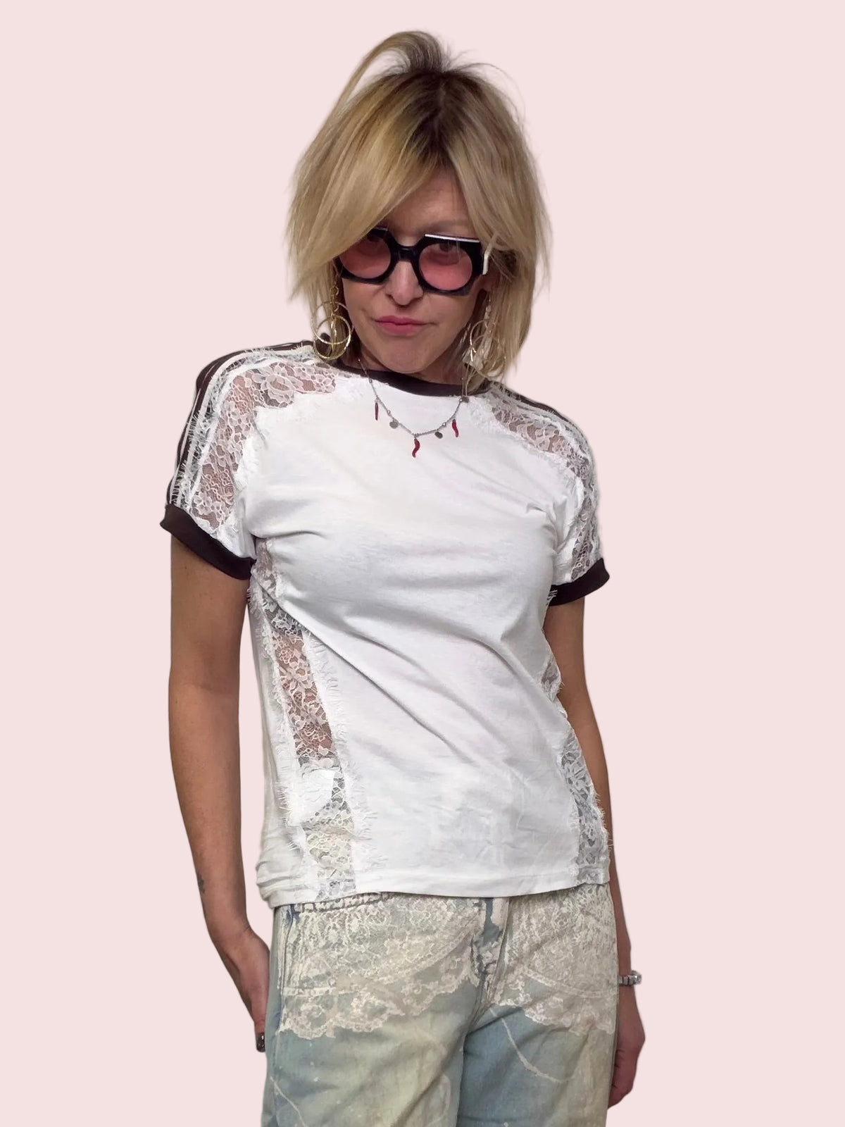 T-Shirt Bianca con Inserti in Pizzo e Bande moro