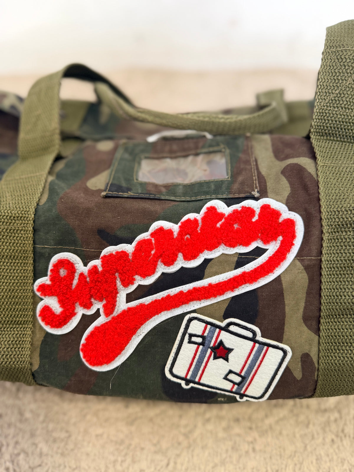 Borsa Borsone Militare Camouflage con Patch 'Happiness'
